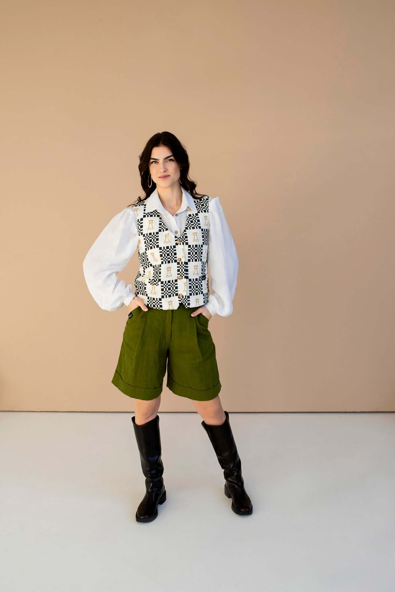 Brooklyn women's bermuda linen shorts with elastic waistband, zipper and breathable comfort.