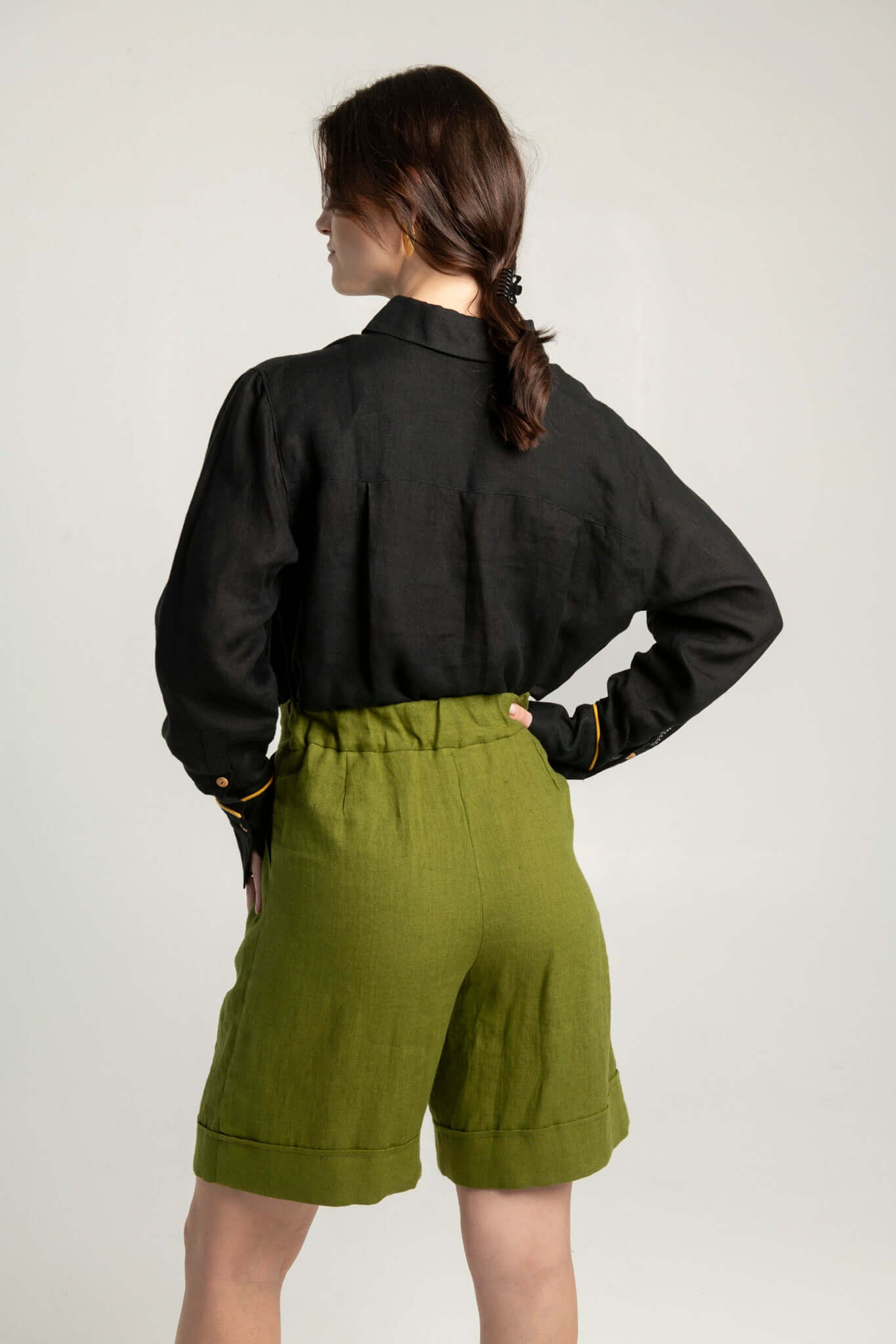High-waisted women’s bermuda linen shorts Brooklyn, Bermuda style with elastic waistband and zipper for all-day comfort.