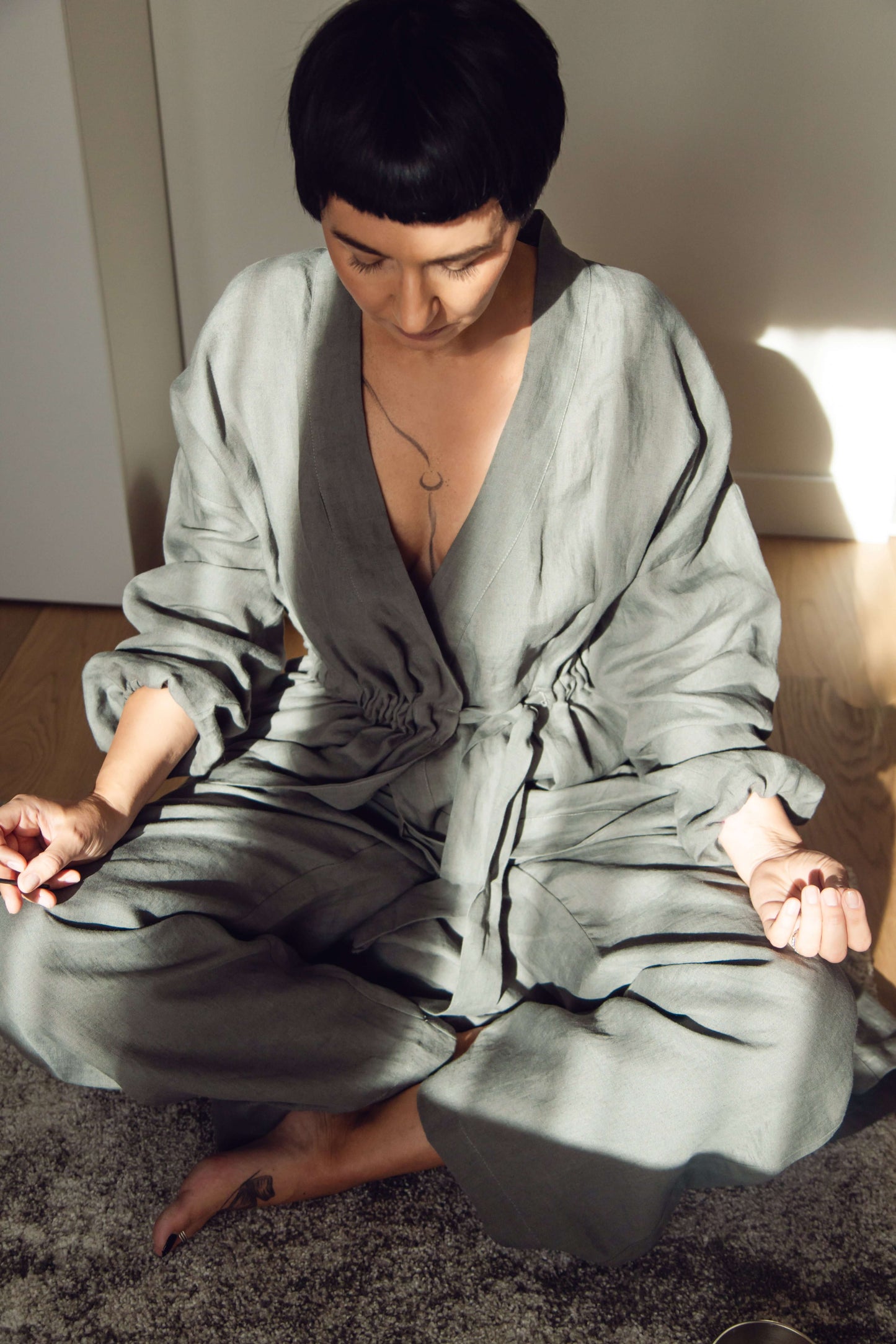 Women's linen pants with pockets Lumina in grey.