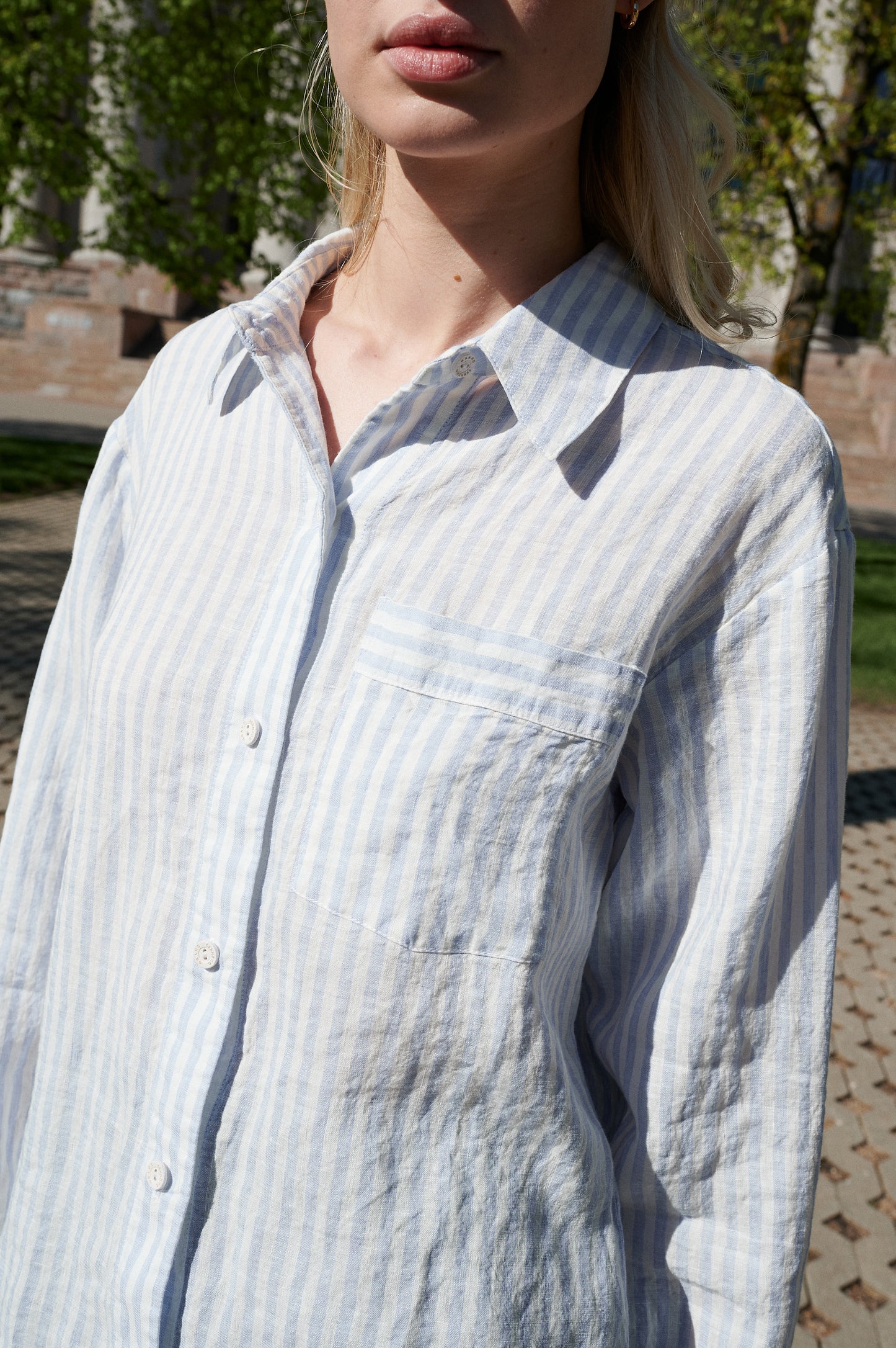 Lininiai marškiniai „Nepataisoma optimistė" (žydra / balta)