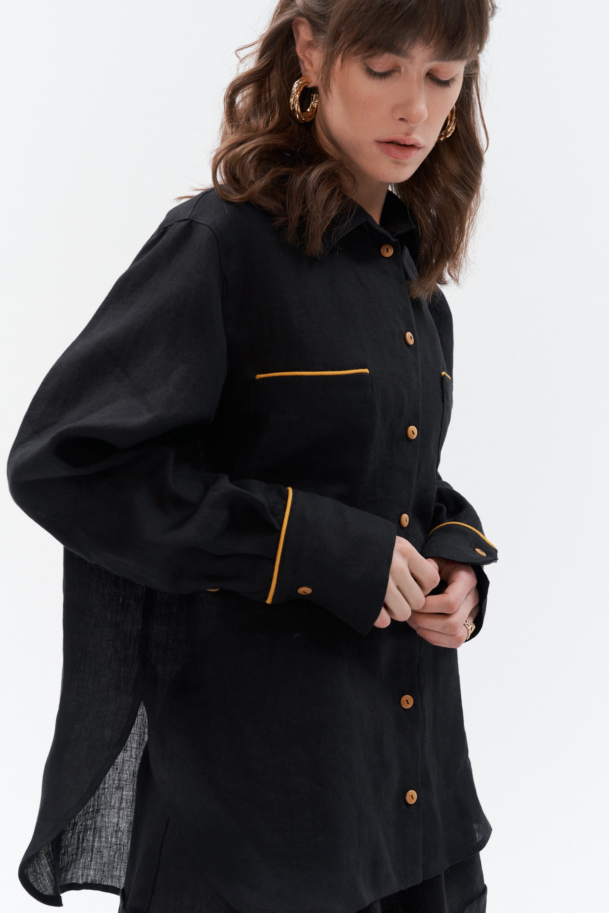 Black linen shirt with sustainable buttons 