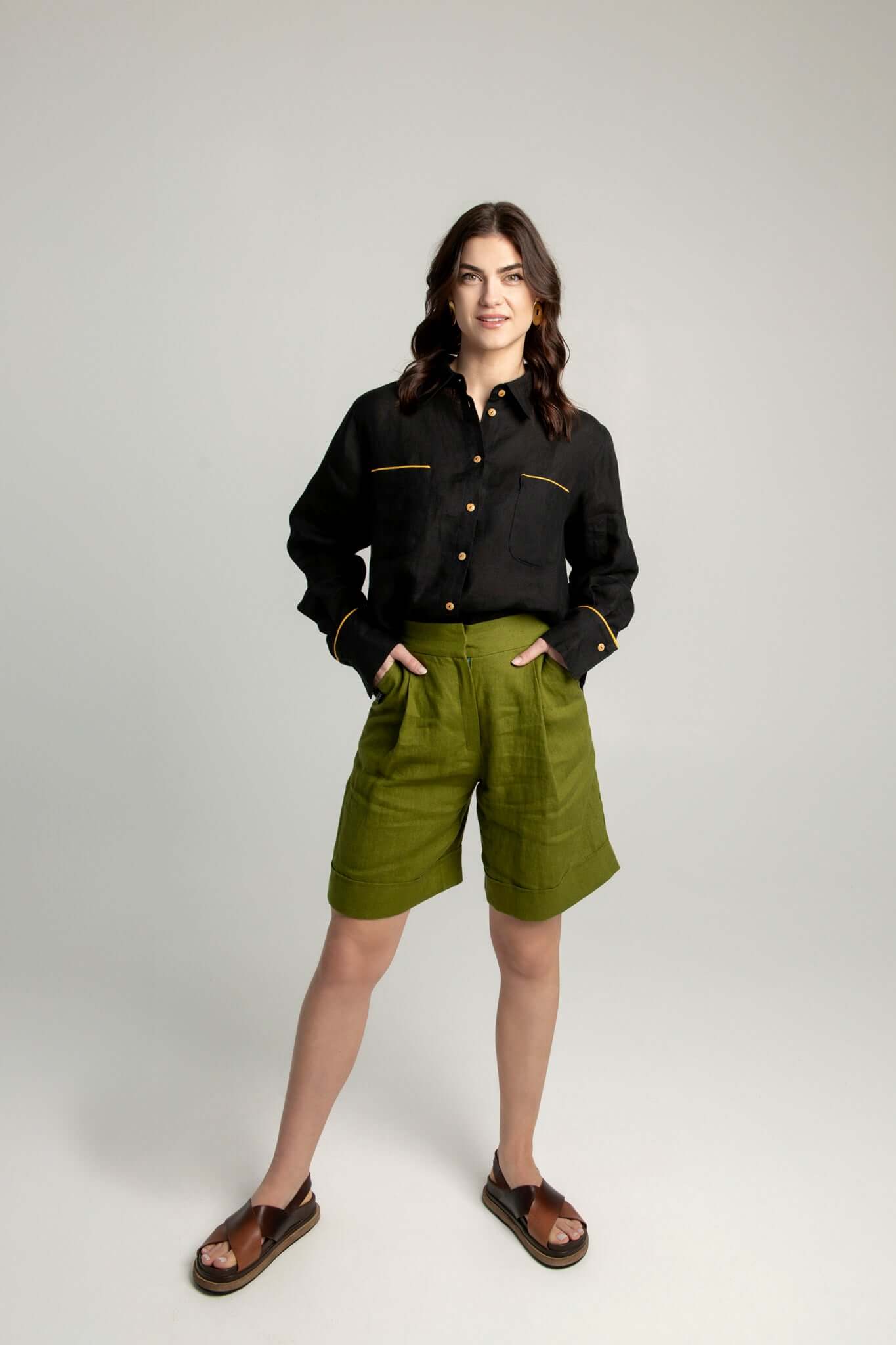 Women's bermuda linen shorts Brooklyn, relaxed high-waisted fit with zipper and elastic waist.