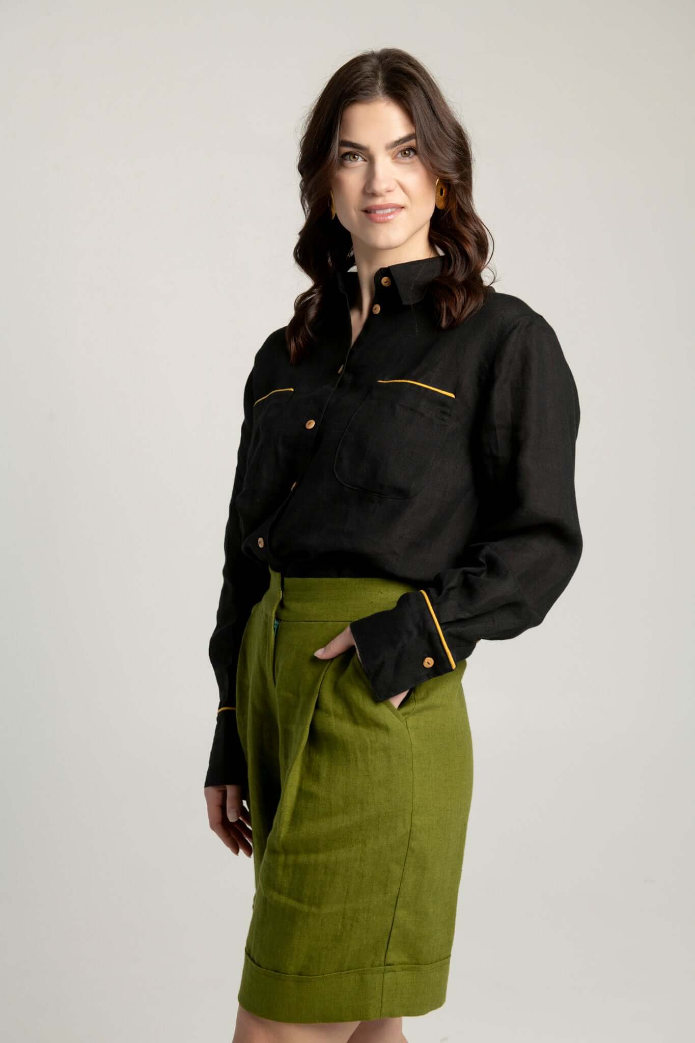 Women's bermuda linen shorts Brooklyn in olive color.