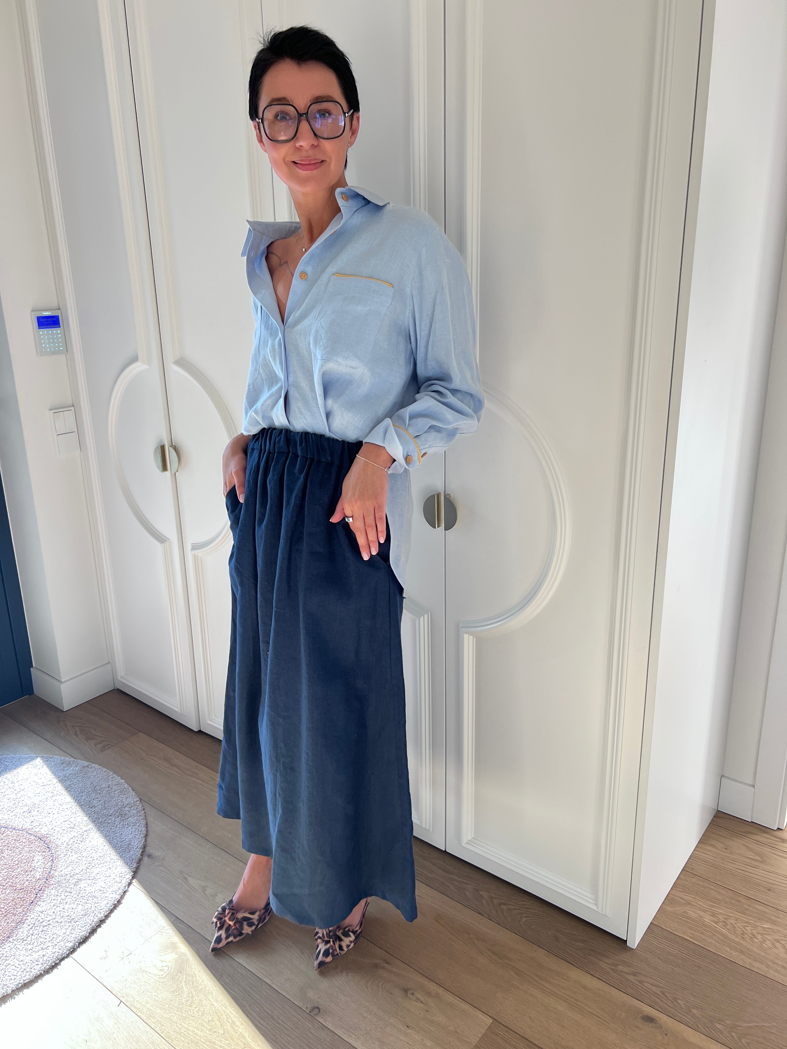Style inspiration by Inga Sinkeviciene wearing a women’s oversized linen long sleeve shirt Brillante and maxi linen skirt with pockets Soho.