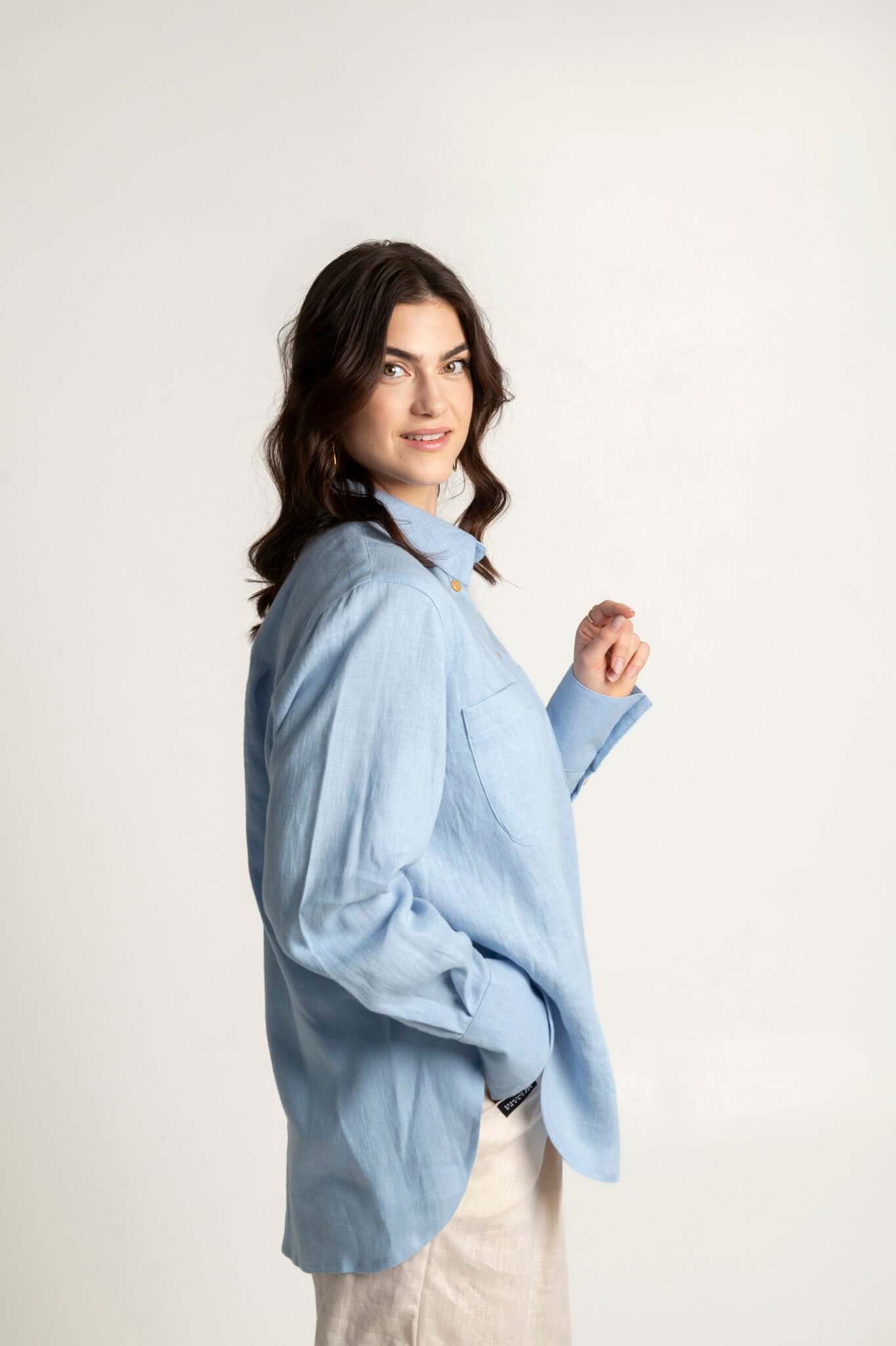 Light blue women's oversized long sleeve linen shirt – elegant and comfortable.