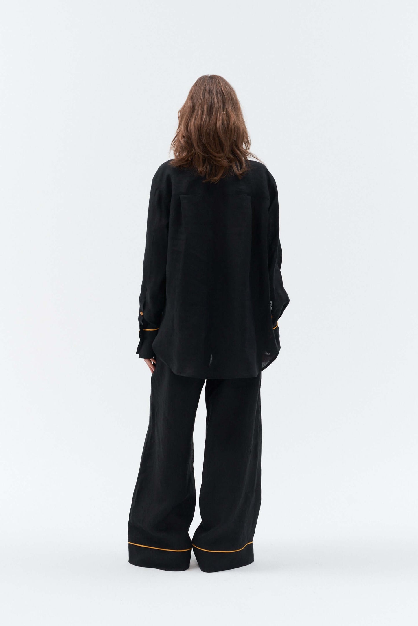 Oversized linen shirt Brillante with a yellow details, back view.