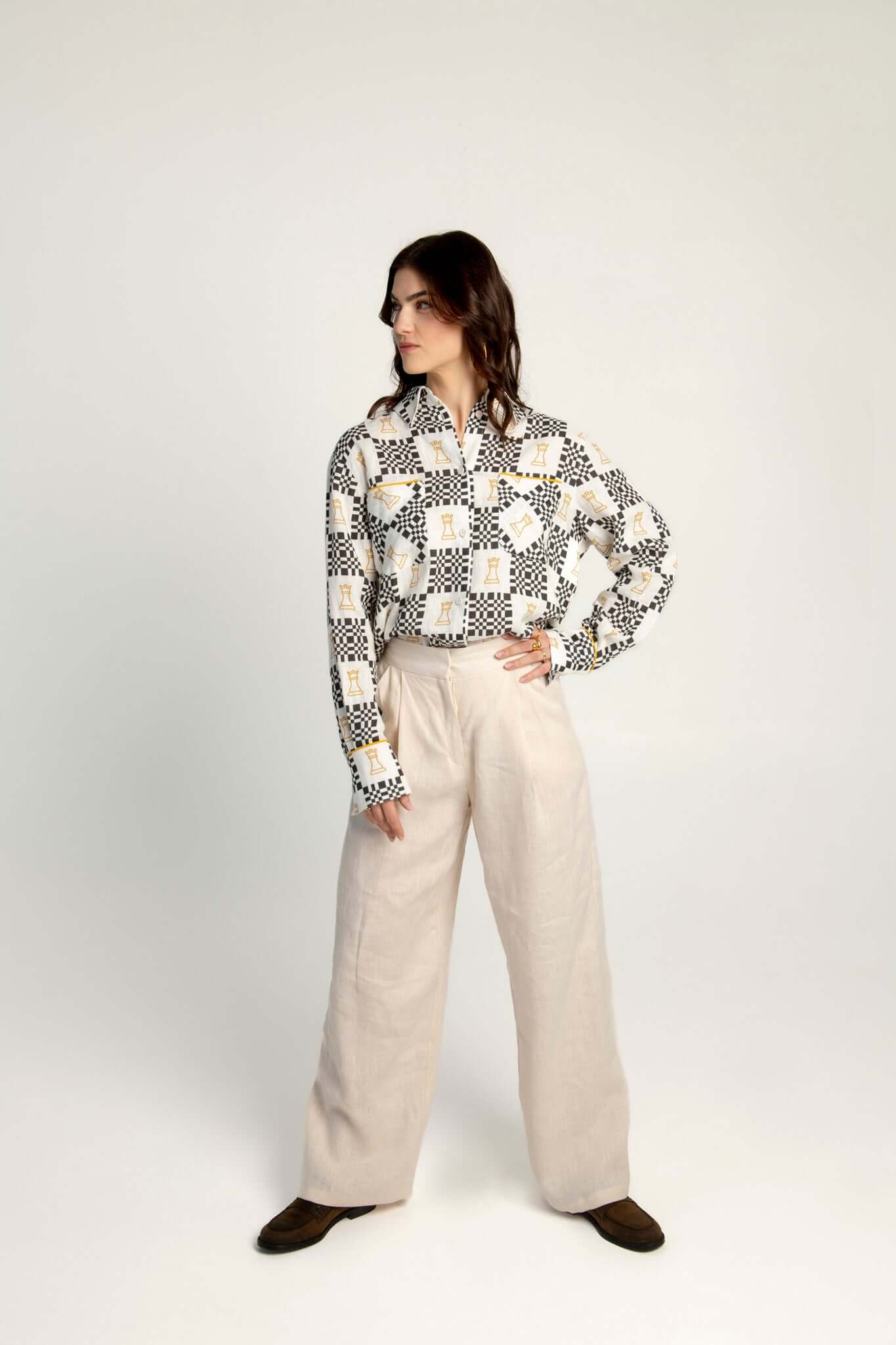 Women's high-waisted linen pants Independence II in beige with a patterned blouse.
