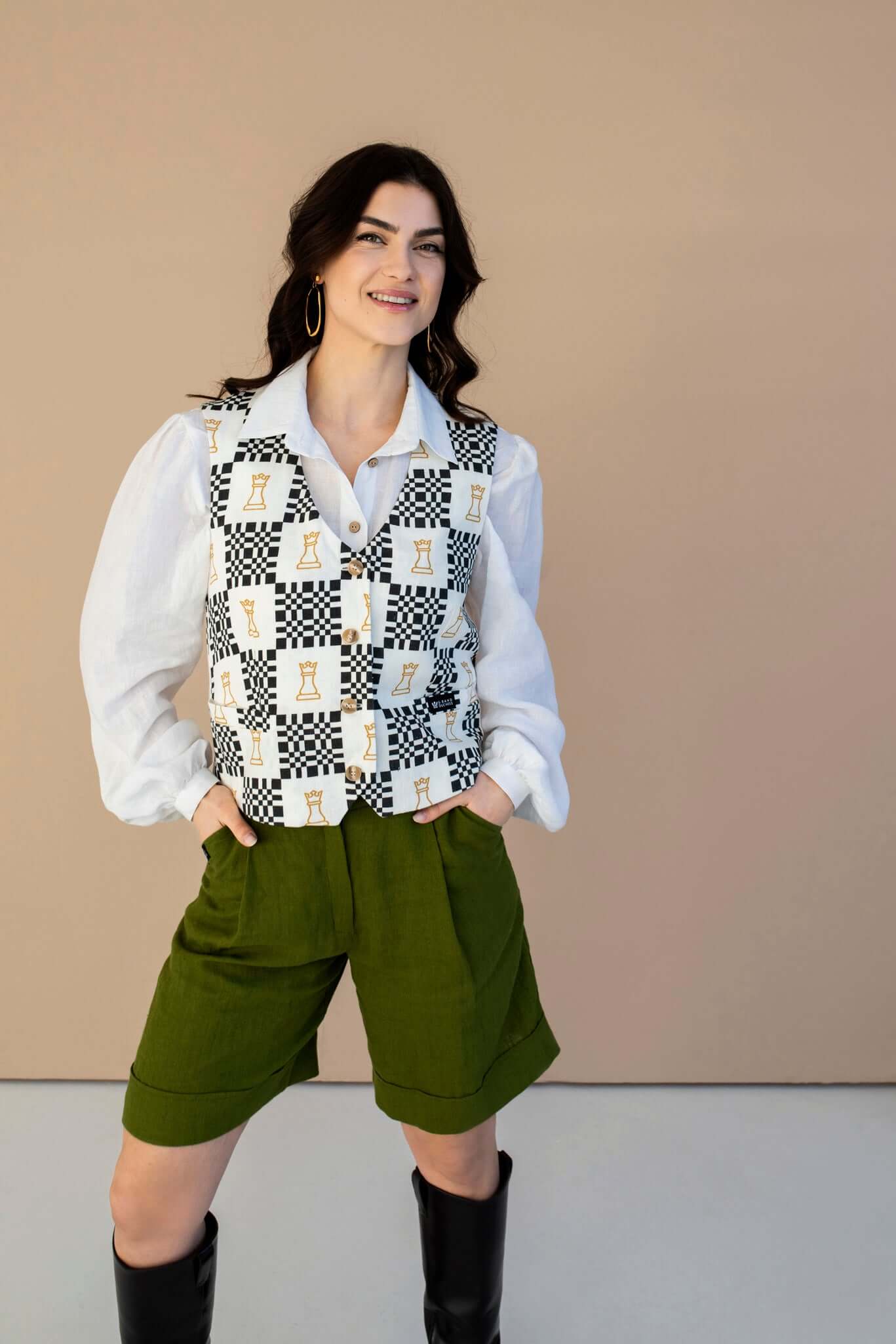 Women's bermuda linen shorts Brooklyn, high-waisted design with elastic waistband, side pockets, and breathable fabric.