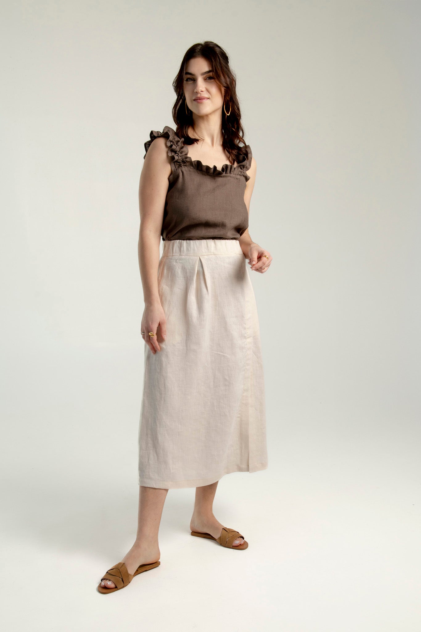 Women’s linen midi skirt with front slit and side zipper, elastic waistband and lightweight breathable fabric.