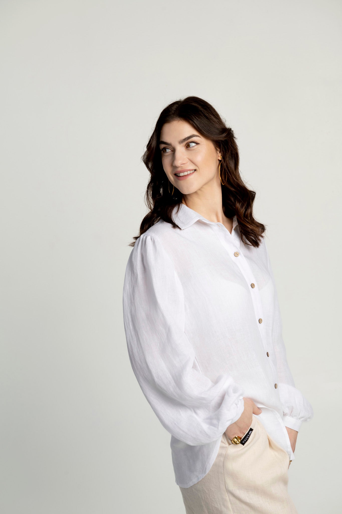 Linen shirt with puffed sleeves Astoria in white, featuring a relaxed fit and breathable comfort for everyday wear.