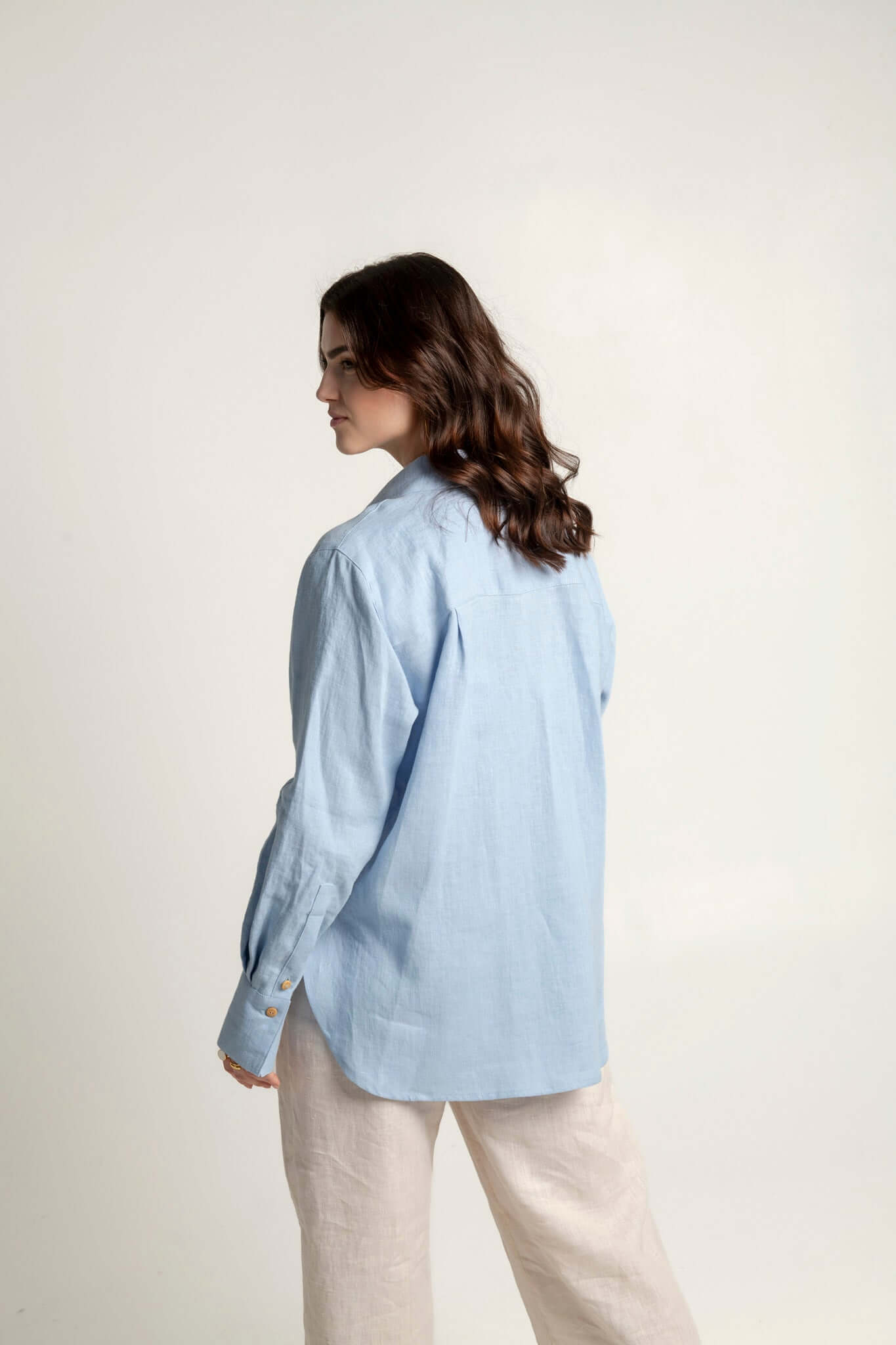 Women's oversized long sleeve linen shirt Brillante in light blue, featuring a relaxed silhouette and drop cuffs.