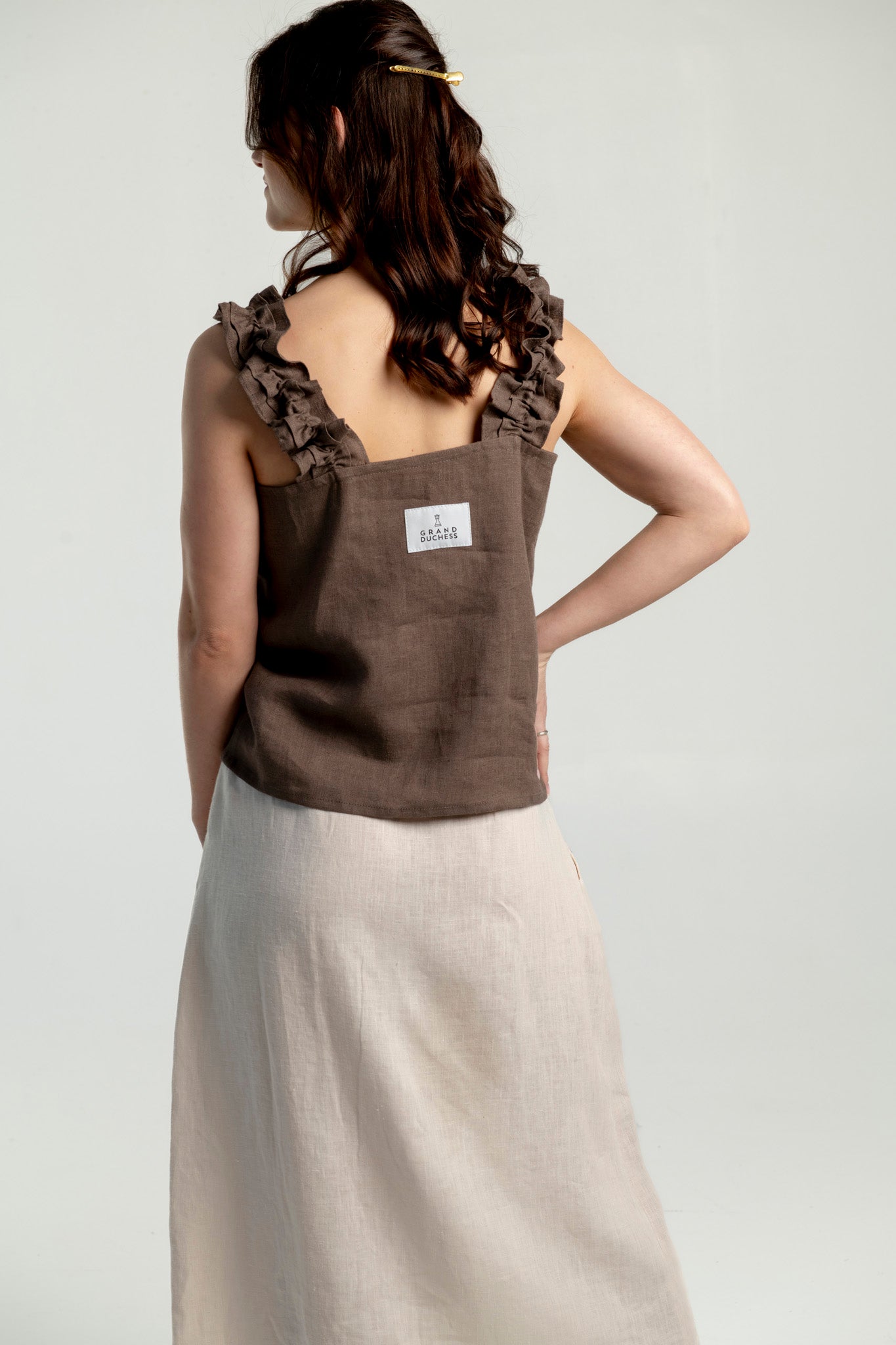 Women’s linen midi skirt with front slit in 100% natural linen, high-waisted A-line style with elastic waistband.