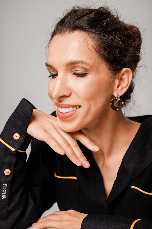 Hoop-shaped porcelain earrings, elegant design and gold accents